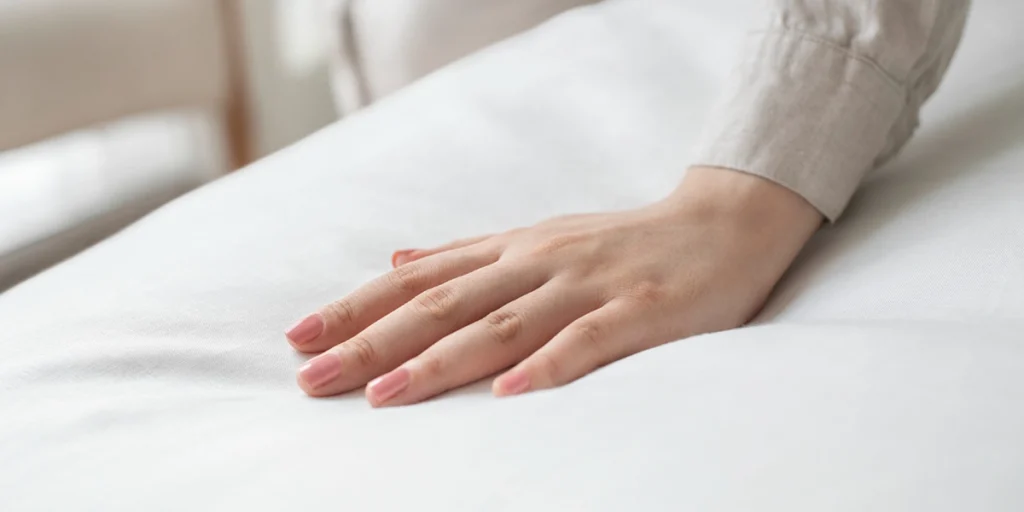 main posée sur un matelas moelleux