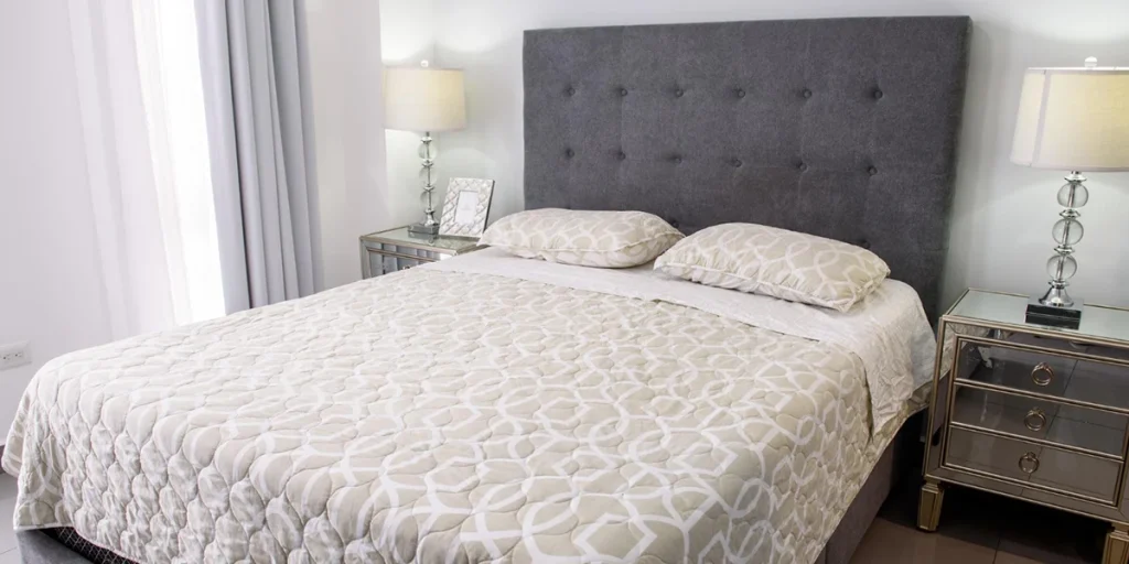 photo d'une chambre décorée avec une tête de lit élégante de couleur grise