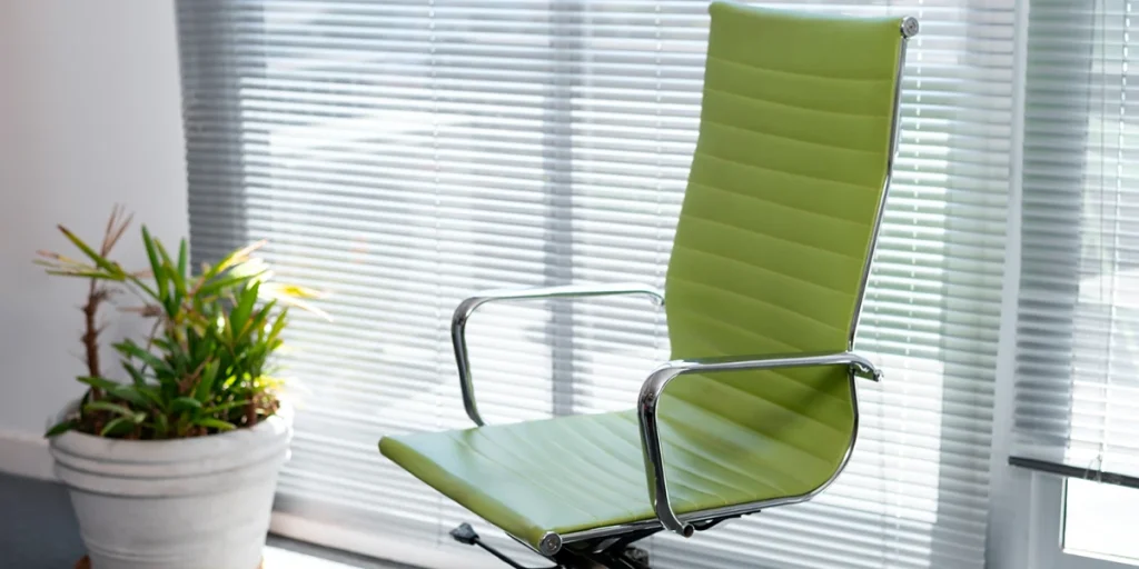 photo d'une chaise de bureau design de couleur verte