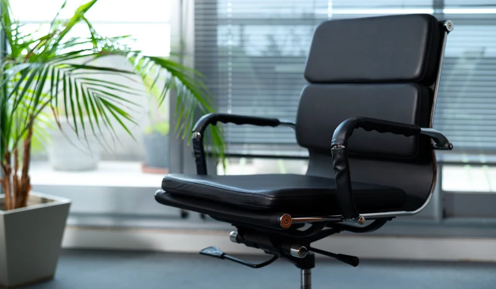 photo d'une chaise noire en cuir idéale pour le bureau